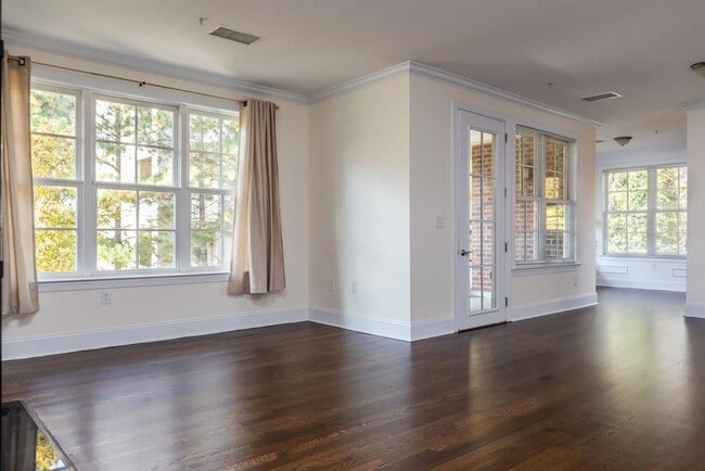 Building Photo - The BEST North Hills Condo!
