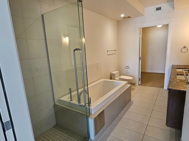 Primary Bathroom - 1310 NW Naito Pky