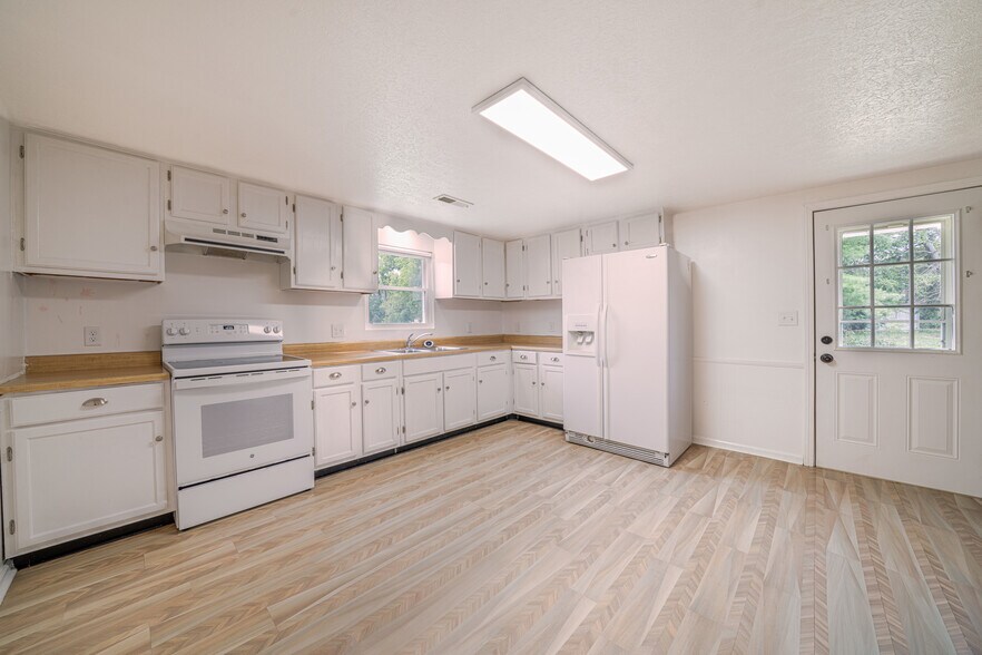 Building Photo - 212 McArthur Dr