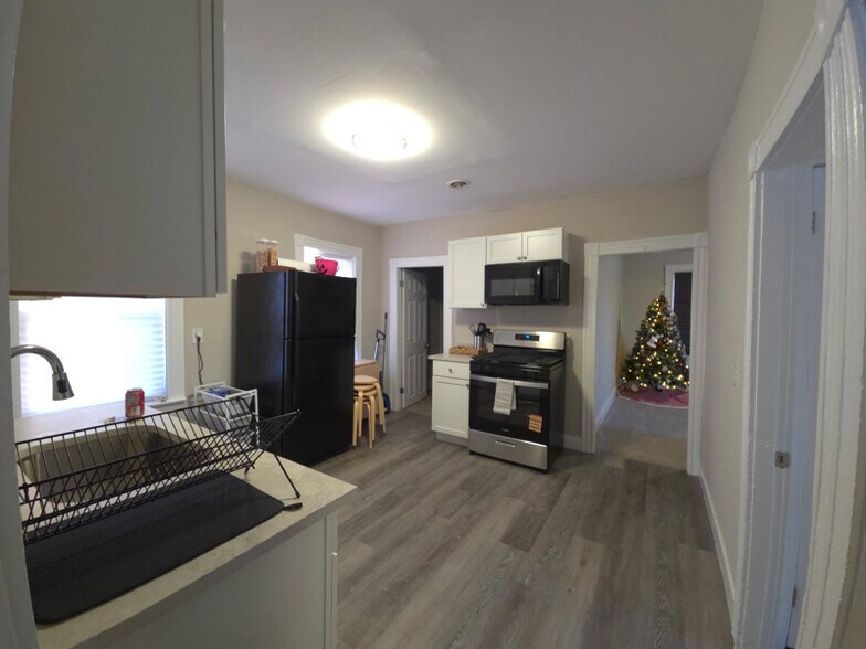 Building Photo - 15 School St