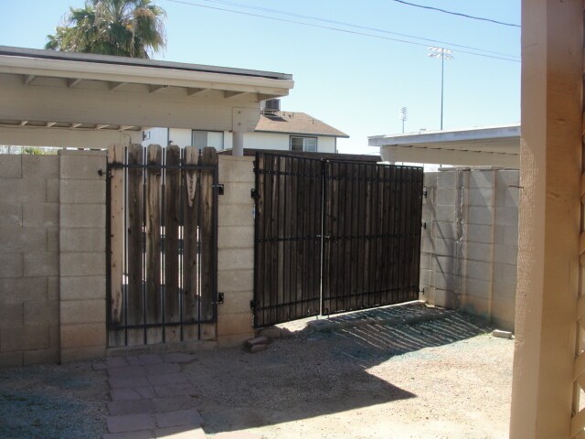 RV Gate - 121 E 14th Pl