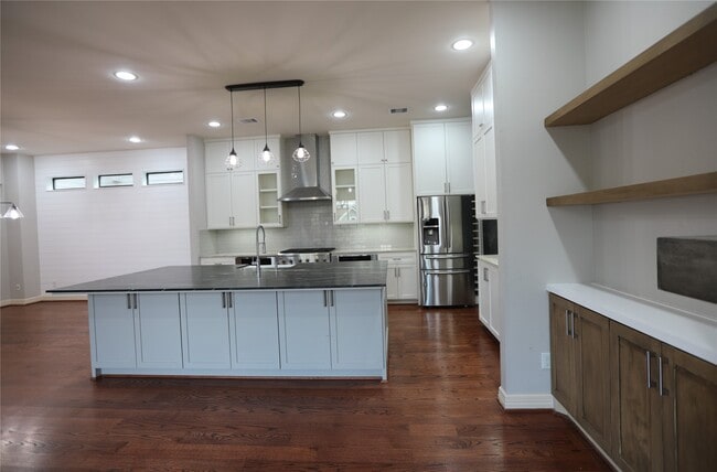 Building Photo - 4215 Lillian St