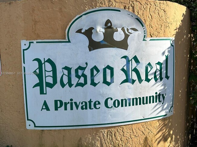 Building Photo - 6255 SW Kendale Lakes Cir