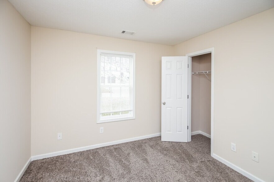 Building Photo - 43 Thorn Thicket Way