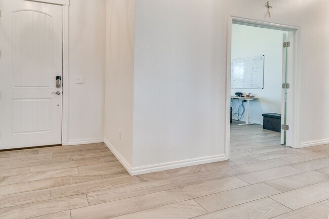 Building Photo - 3 Bed, 2 Bath Home with Bonus Office and  ...