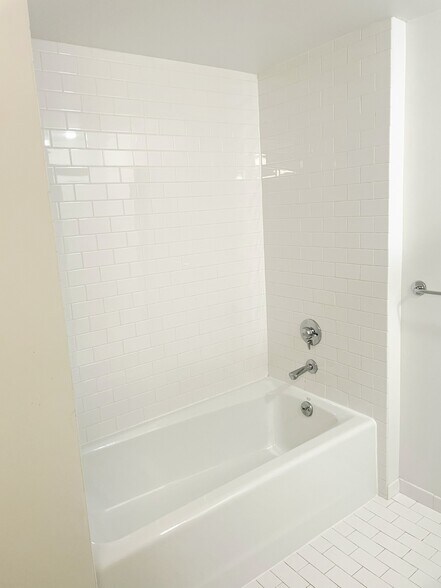 Full bath - 25 Channel Ctr St