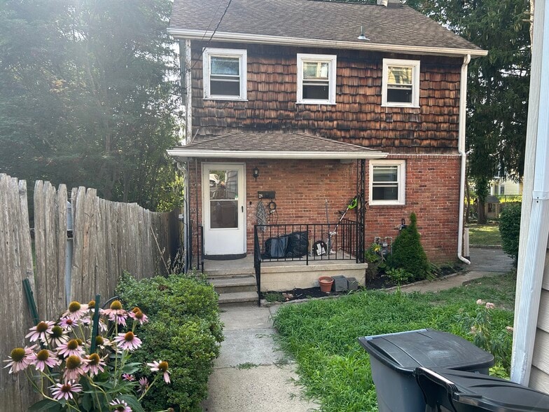 Primary Photo - 28 S Eckar St