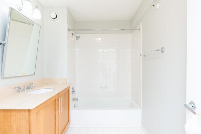 Building Photo - 2 bedroom in Chicago IL 60654
