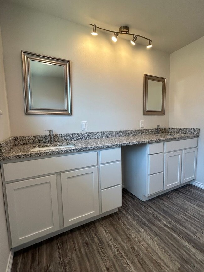 Building Photo - Beautiful Home on the Eastside!