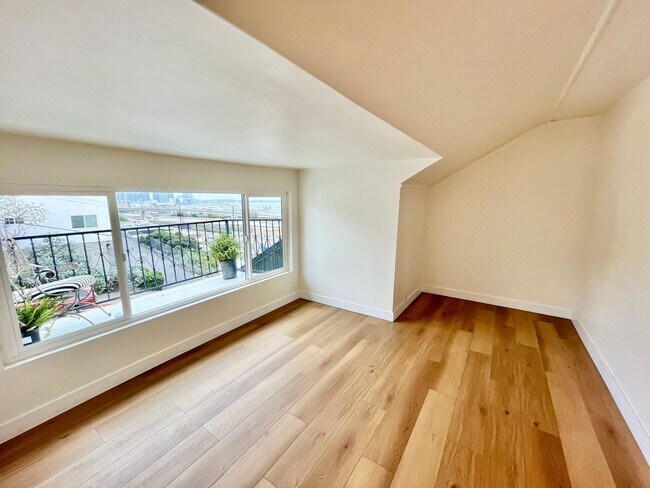 Building Photo - Upstairs 2 Bedroom Apartment with Arched D...