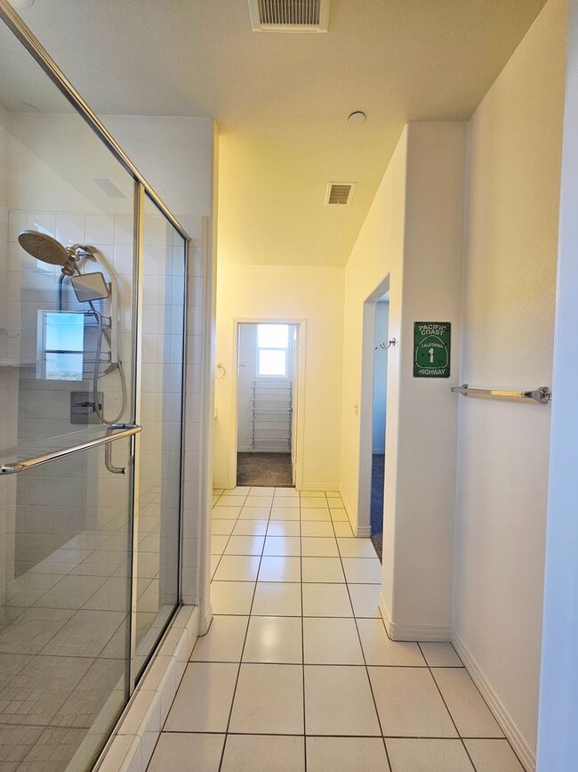 Building Photo - Gorgeous Stand Alone Town Home / Rolling Hills Golf Club is your Back Yard