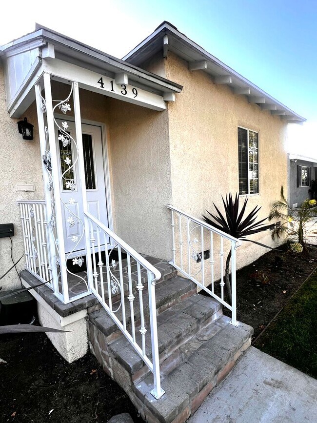 Building Photo - Single Family. 3-bed Home - Desireable Neighborhood!