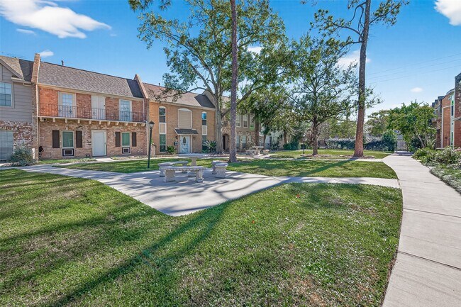 Building Photo - 10738 Briar Forest Dr