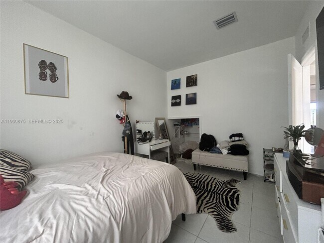 Building Photo - 1685 SE 27th Rd