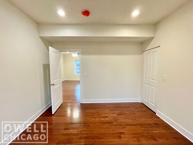 Building Photo - 1145 W Lunt Ave