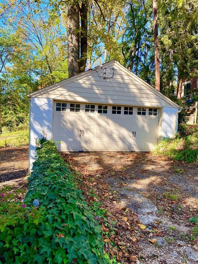 Building Photo - Stunning 4 Bed/3.5 Bath Historic Home - Be...