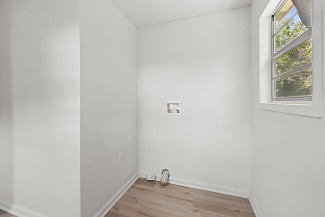 Building Photo - Charming 3 Bedroom, 2 Bathroom house