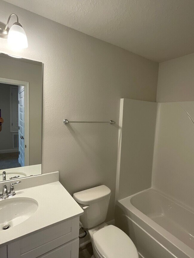 Building Photo - Spacious 3-Bedroom Townhouse