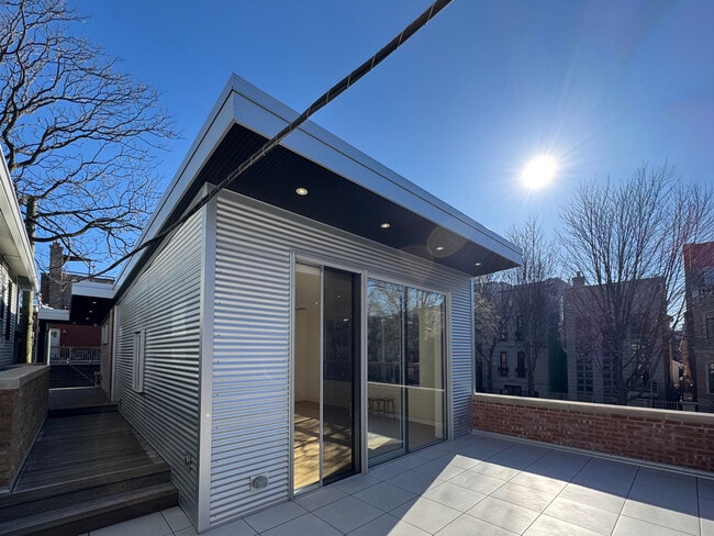Building Photo - 2159 W Evergreen Ave