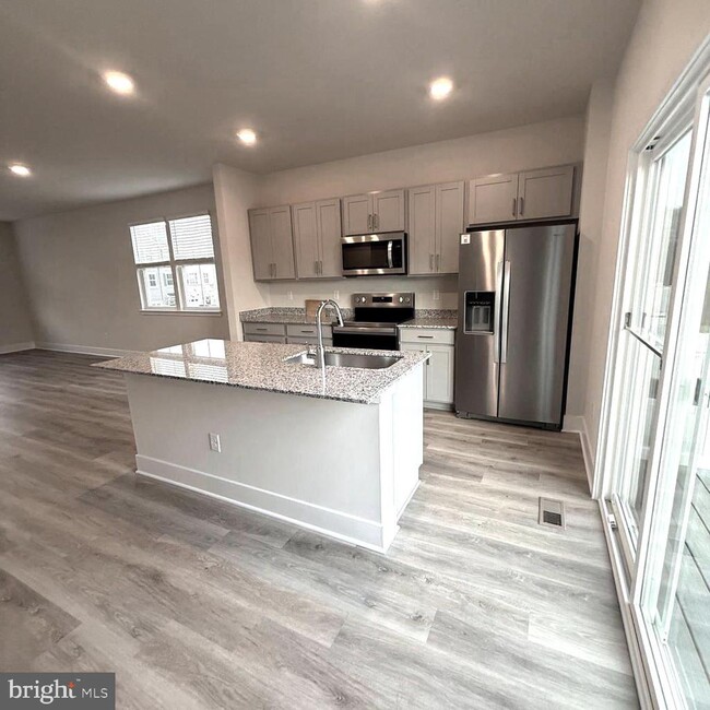 Building Photo - 161 Munsee Cir