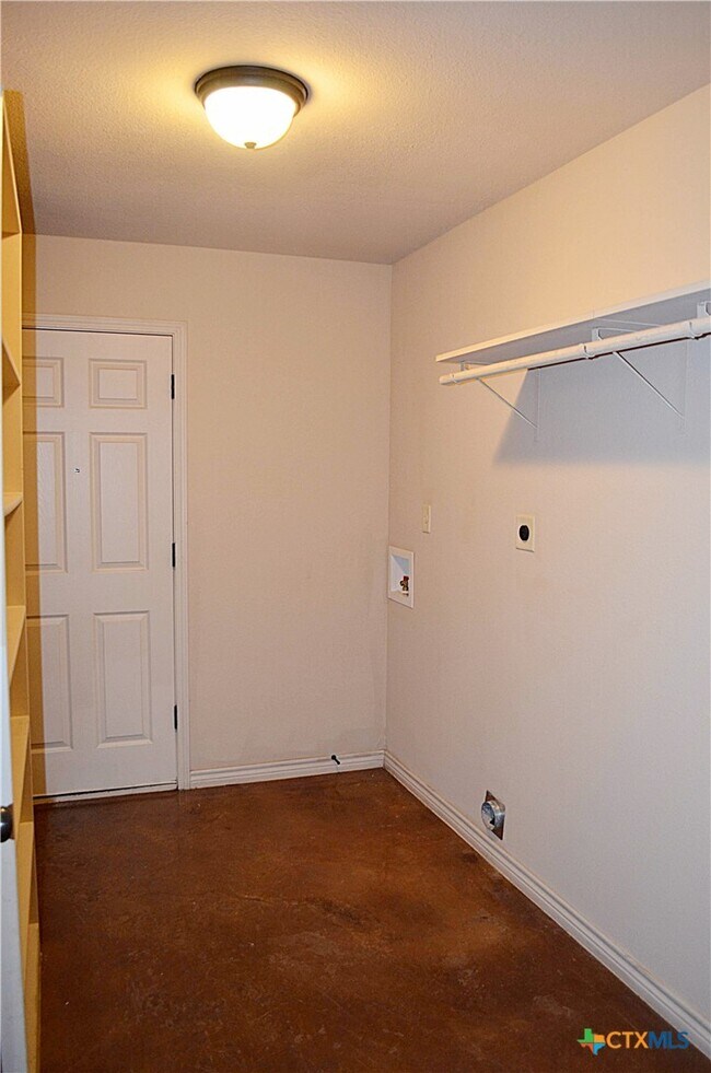 Building Photo - 5900 Boxelder Trail