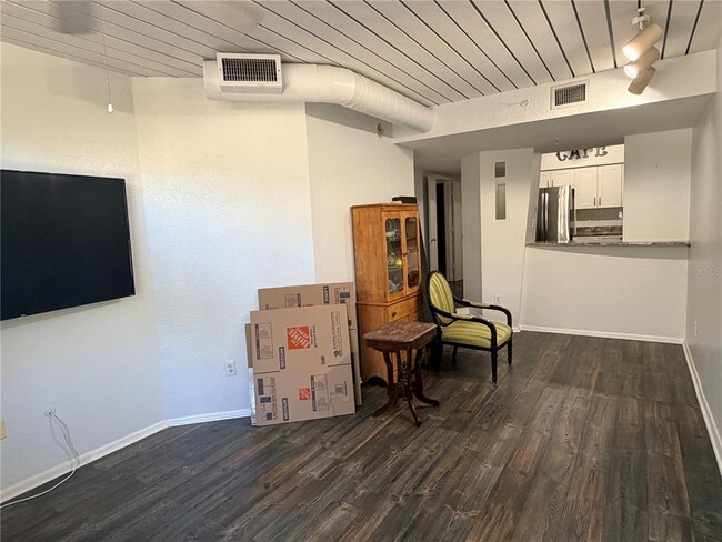 Building Photo - 2320 W Azeele St