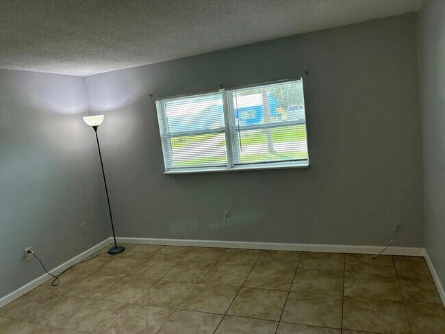 Building Photo - 202 Essex Dr