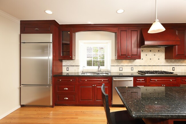 Building Photo - 605 Brightside Ln