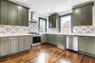 Building Photo - 10 Carlton St