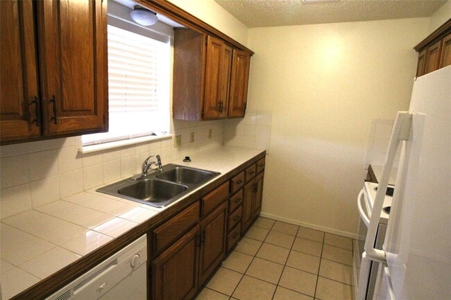 Building Photo - 114 NE 12th St