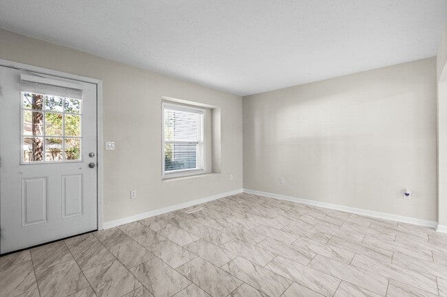 Building Photo - End unit of a Triplex within walking dista...