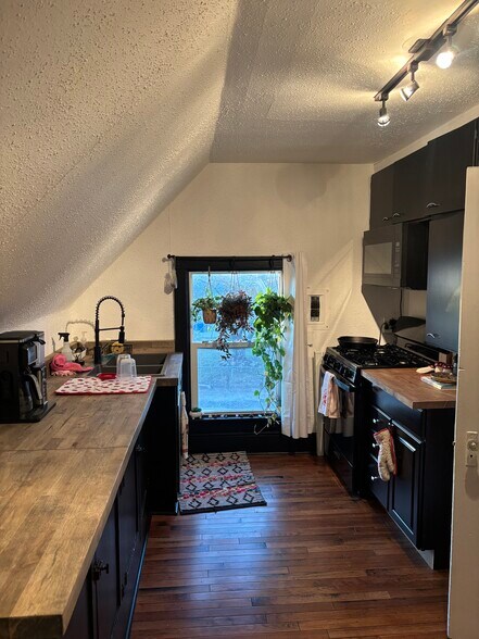 Building Photo - 1841 1/2 Highland Ave