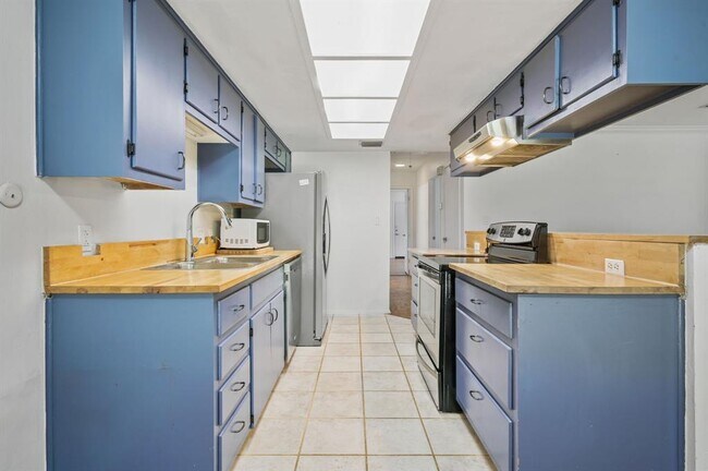 Building Photo - 2507 Dana Cove