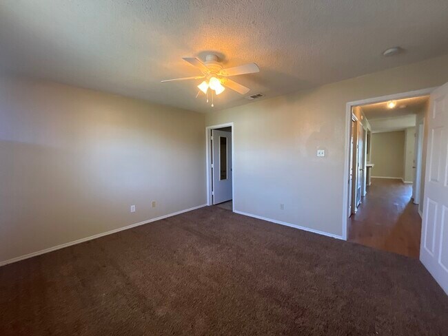 Building Photo - 2nd floor apartment water included! walkin...