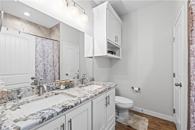 Building Photo - 4 Bedroom | 3 Bathroom | Centrally Located