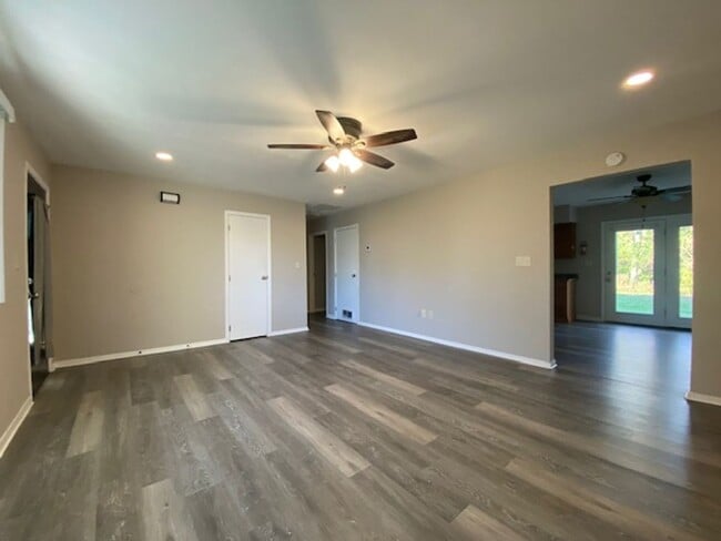 Building Photo - Welcome to this charming 2-bedroom, 1-bathroom ranch style home located in Springfield, OH+