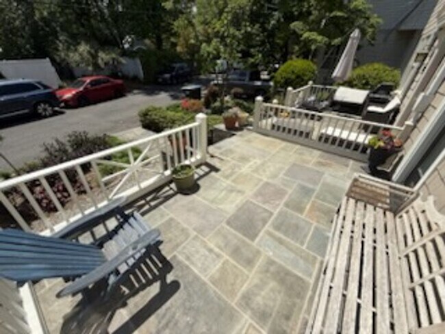 Building Photo - *DREAM LOCATION* 6BR Completely Renovated Duplex