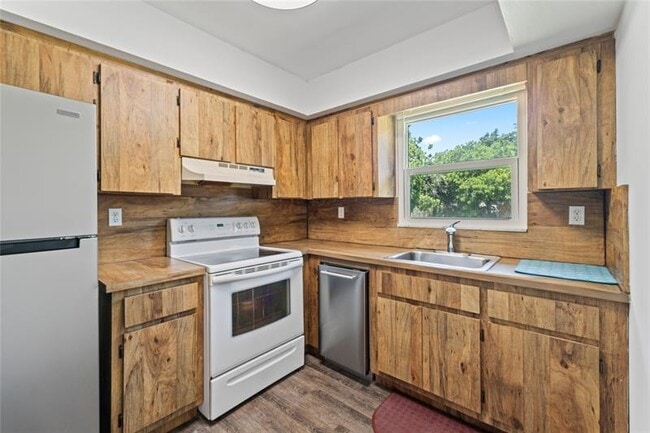 Building Photo - 6131 SW 42nd Ct
