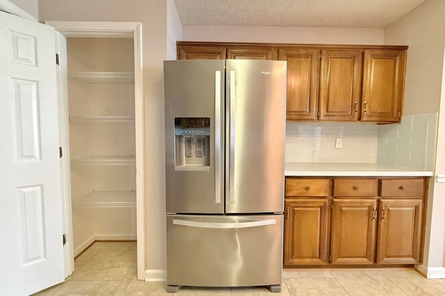 Building Photo - AVAILABLE NOW! (No Pets)