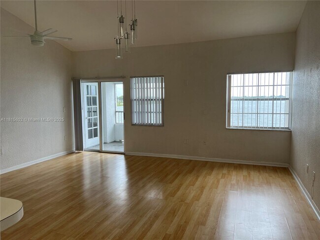 Building Photo - 2811 N Oakland Forest Dr
