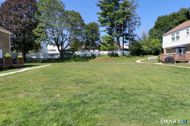 Building Photo - 240 Sunnyridge Ave