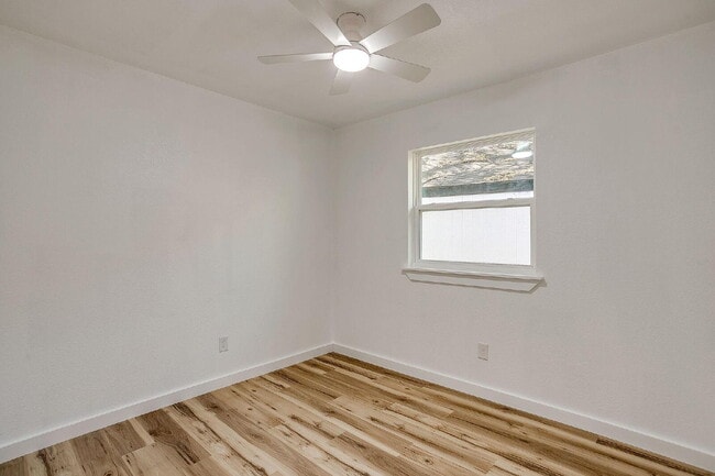 Building Photo - 521 Mesquite Ave N