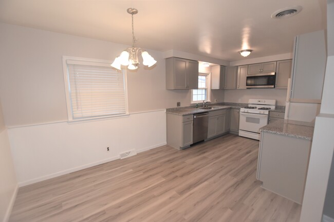 Building Photo - 12038 Cavell St