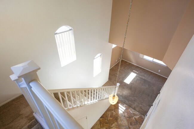 Building Photo - 3 Bed / 2.5 Bath Townhome with Loft, 2 Car Garage & Spacious Backyard – Southern Highlands