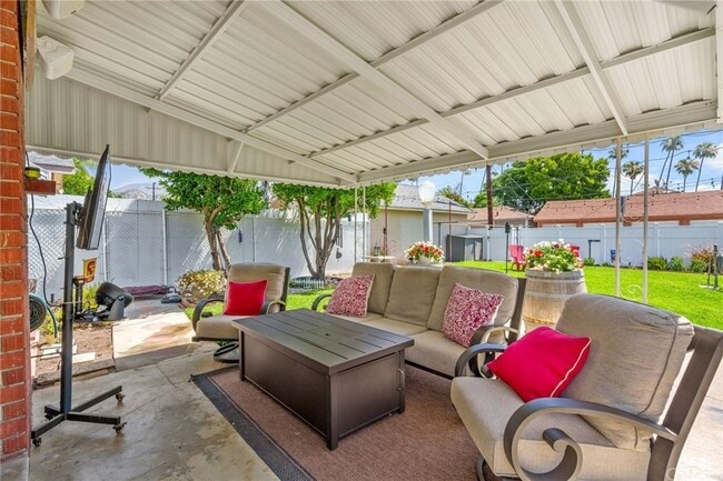 Building Photo - 926 N San Gabriel Ave