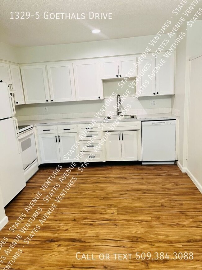 Building Photo - 1329 Goethals Dr