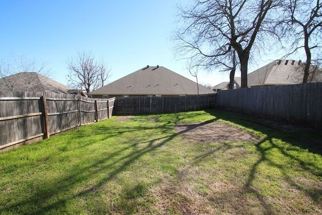 Building Photo - Enchanting 3/2 Duplex Home Located in WONDERFUL Weatherford! ~ ((AMAZING LOCATION!!)) Tile & Wood...