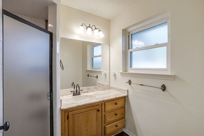 Building Photo - Amazing 4 Bedroom 2, Bath Home in Desirabl...