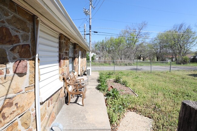 Building Photo - 523 E Jackson Ave