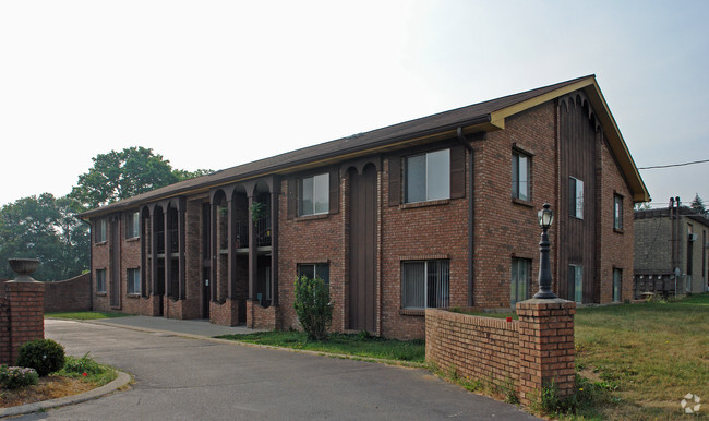 Building Photo - Via Manor